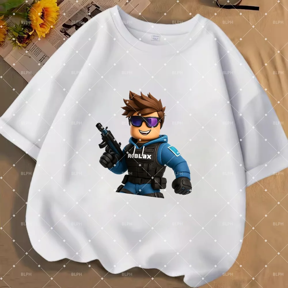 Camiseta infantil elegante do Roblox com design de controle de videogame, visual moderno de calça xadrez, escolha perfeita para fãs de jogos