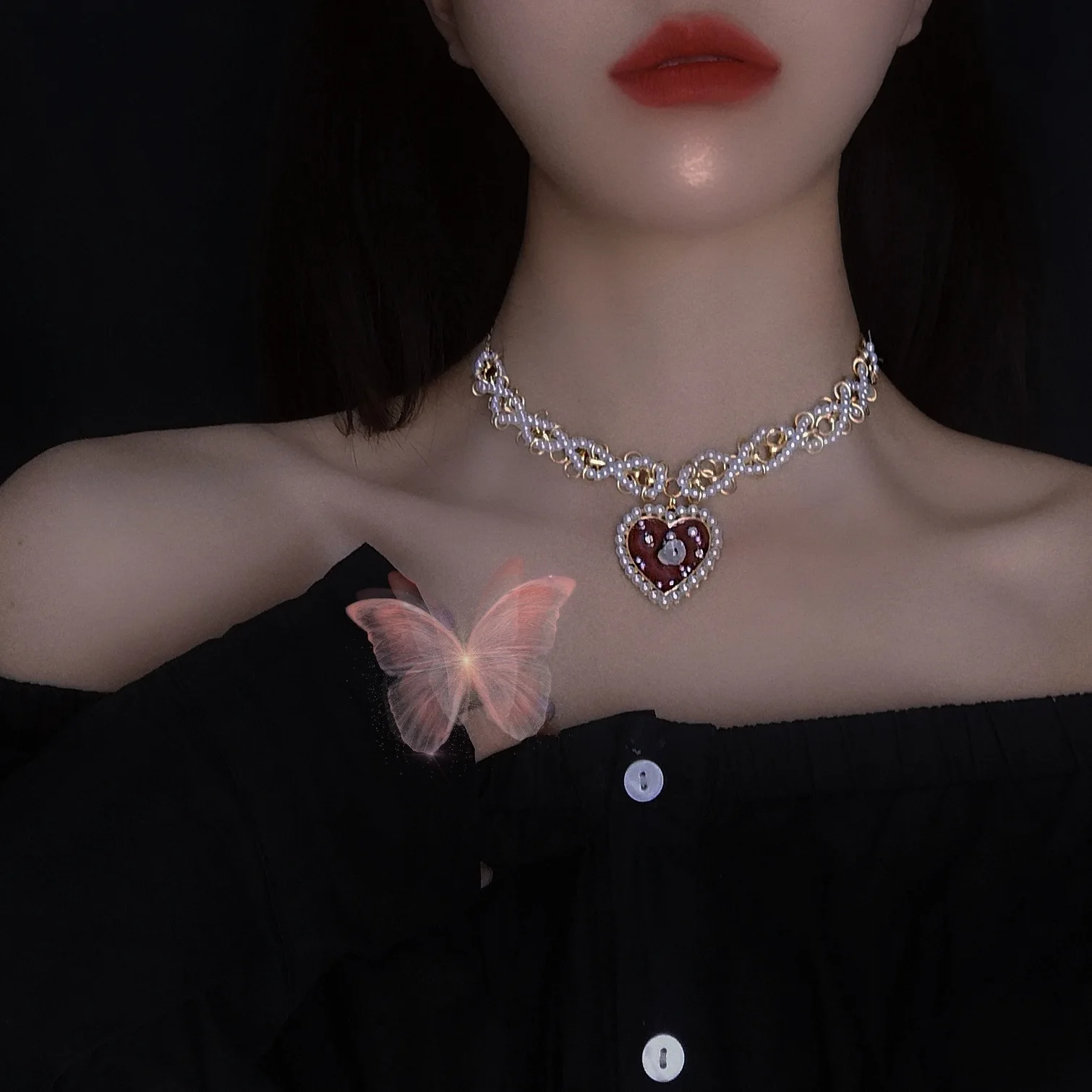 Pearl personality with heart-shaped collarbone chain