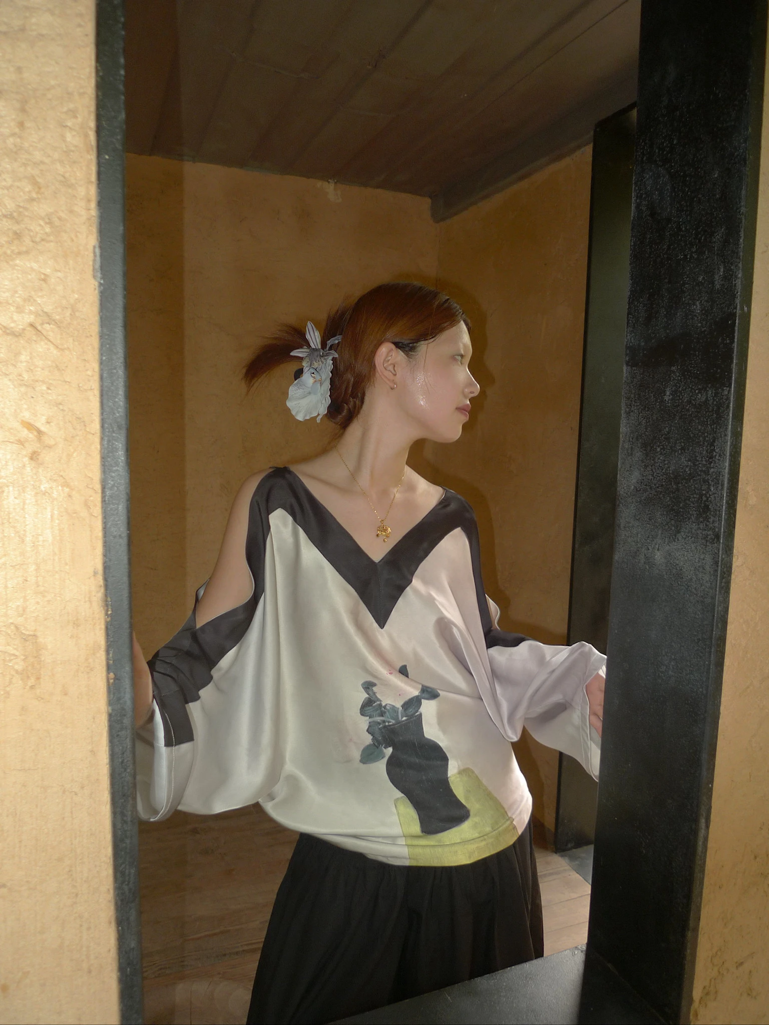 

Chinese Sle Satin Print Top oulder Bared Batwing Sve V-Ne Lady's T-irt Waist-Cinched Autumn Faion Ladies' Wear