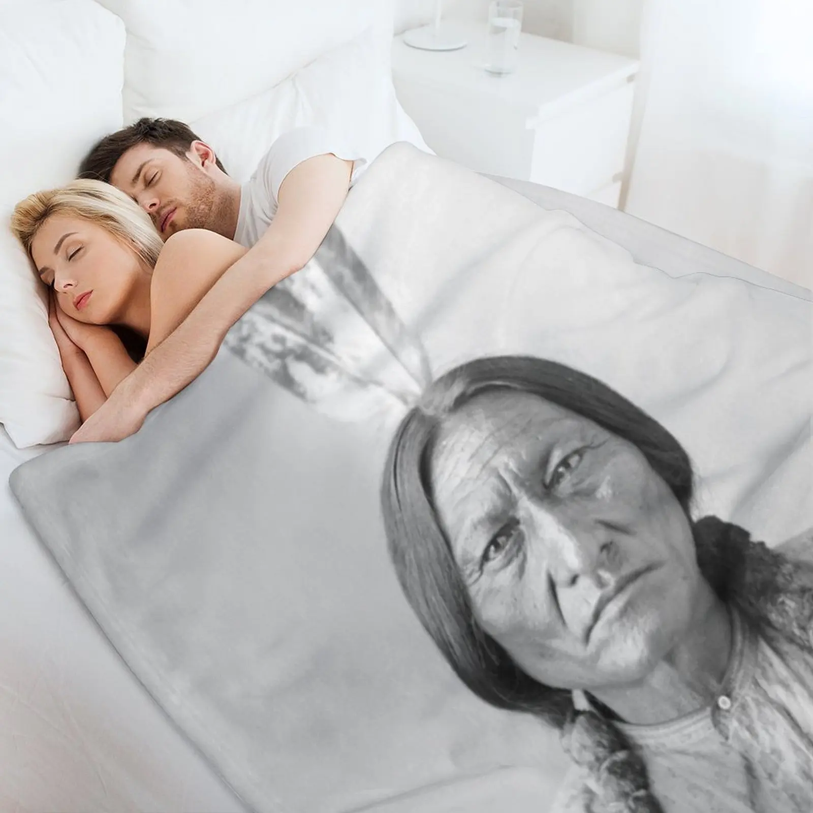 يجلس الثور Hunkpapa لاكوتا زعيم يقف روك الولايات المتحدة الأمريكية صورة السكان الأصليين أبيض وأسود HD عالية رمي بطانية