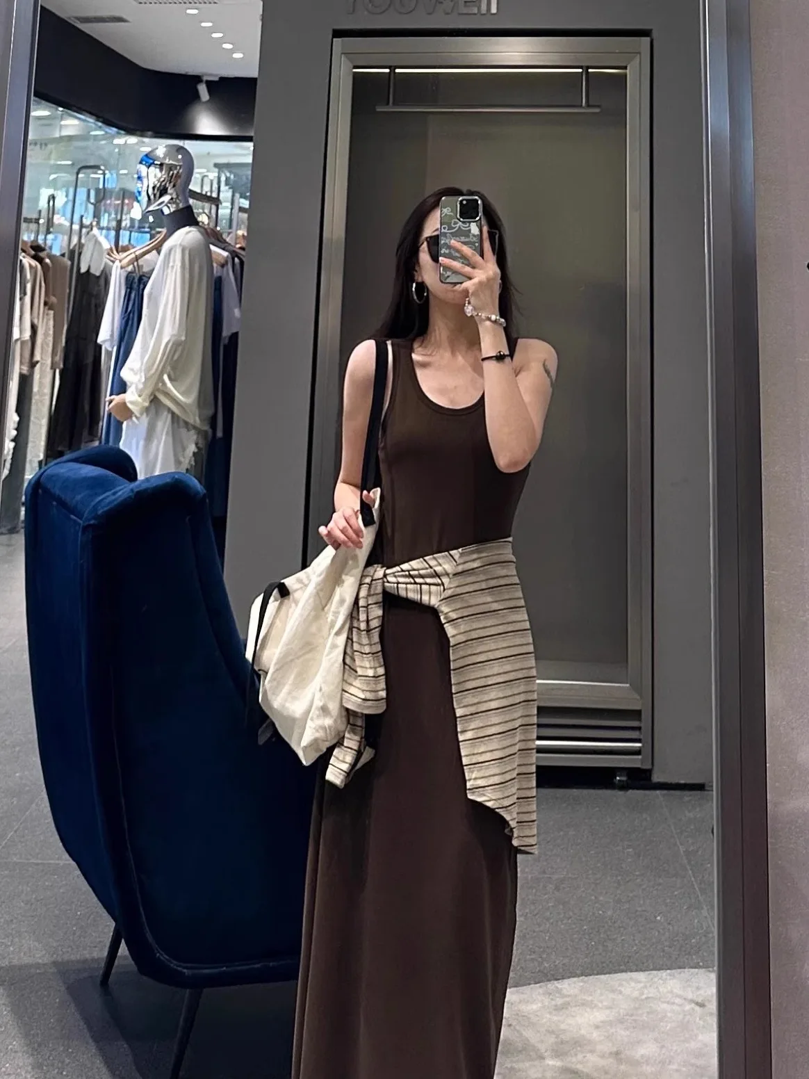 Herfst 2025, nieuwe stijl gestreepte T-shirtjurk met lange mouwen, tweedelige set losse, casual lange jurk voor dames