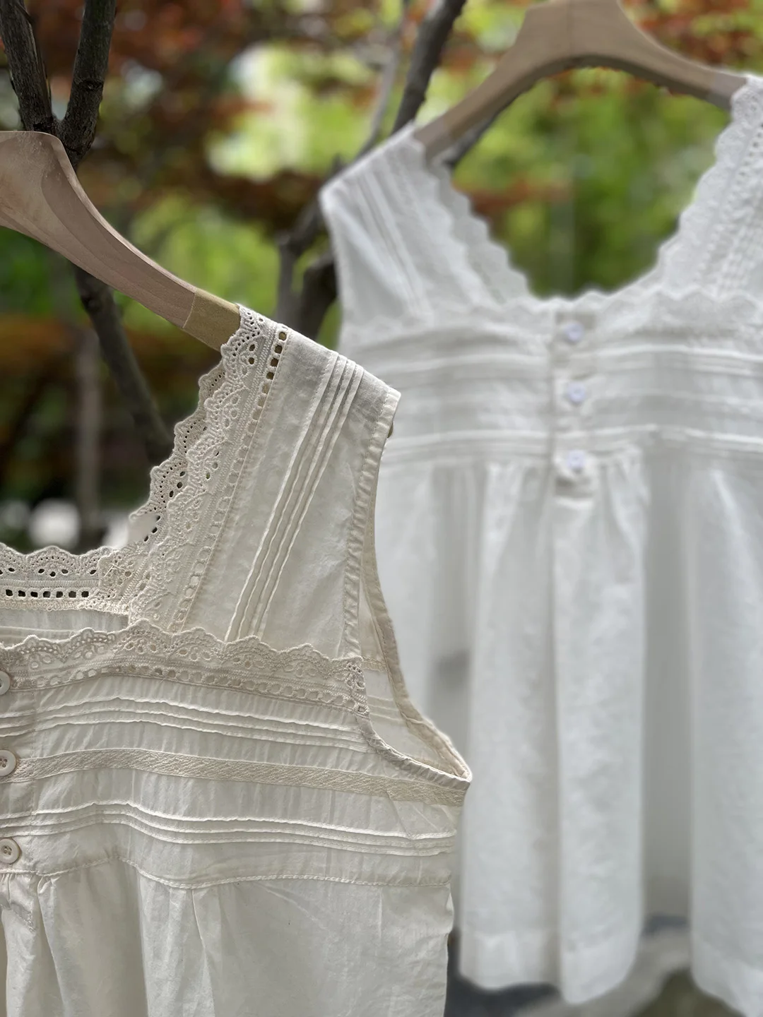 Nuovo Top Estivo Dolce e Morbido con Pizzo, Vestibilità Ampia, Plissettatura a Fisarmonica, Spalline Larghe, in Misto Cotone, Canotta da Donna