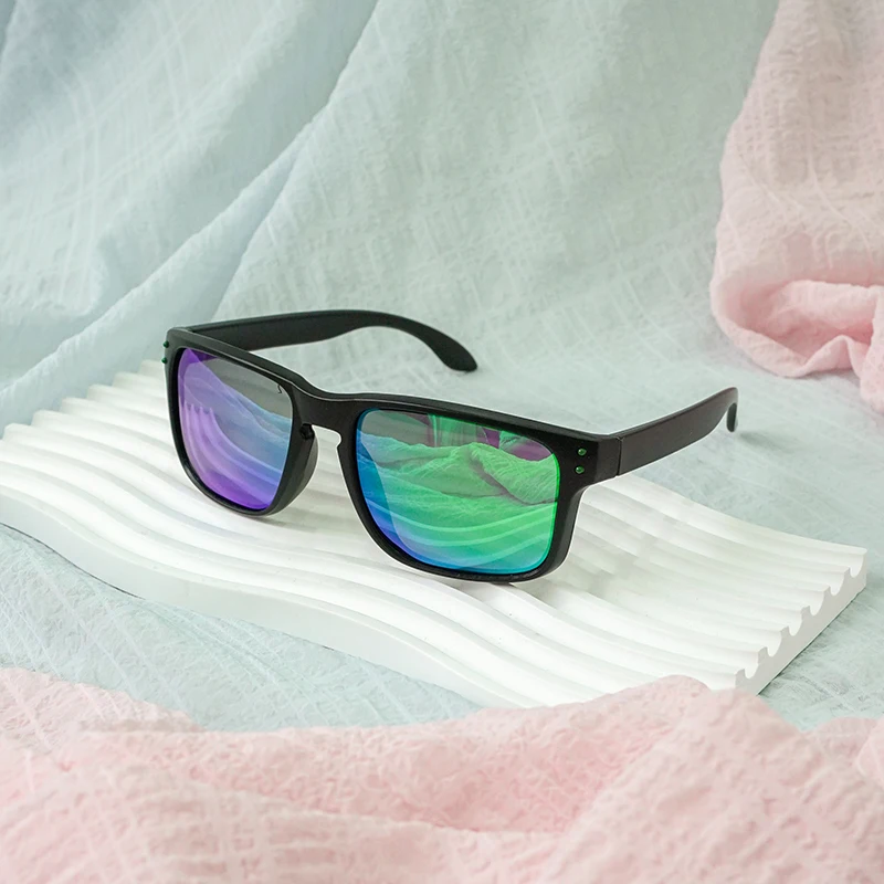 แฟชั่นแนวสตรีท แว่นตาตกแต่งสุดเท่ ดีไซน์เลนส์สีรุ้ง ชุดมีสไตล์ มีหลายสีให้เลือก