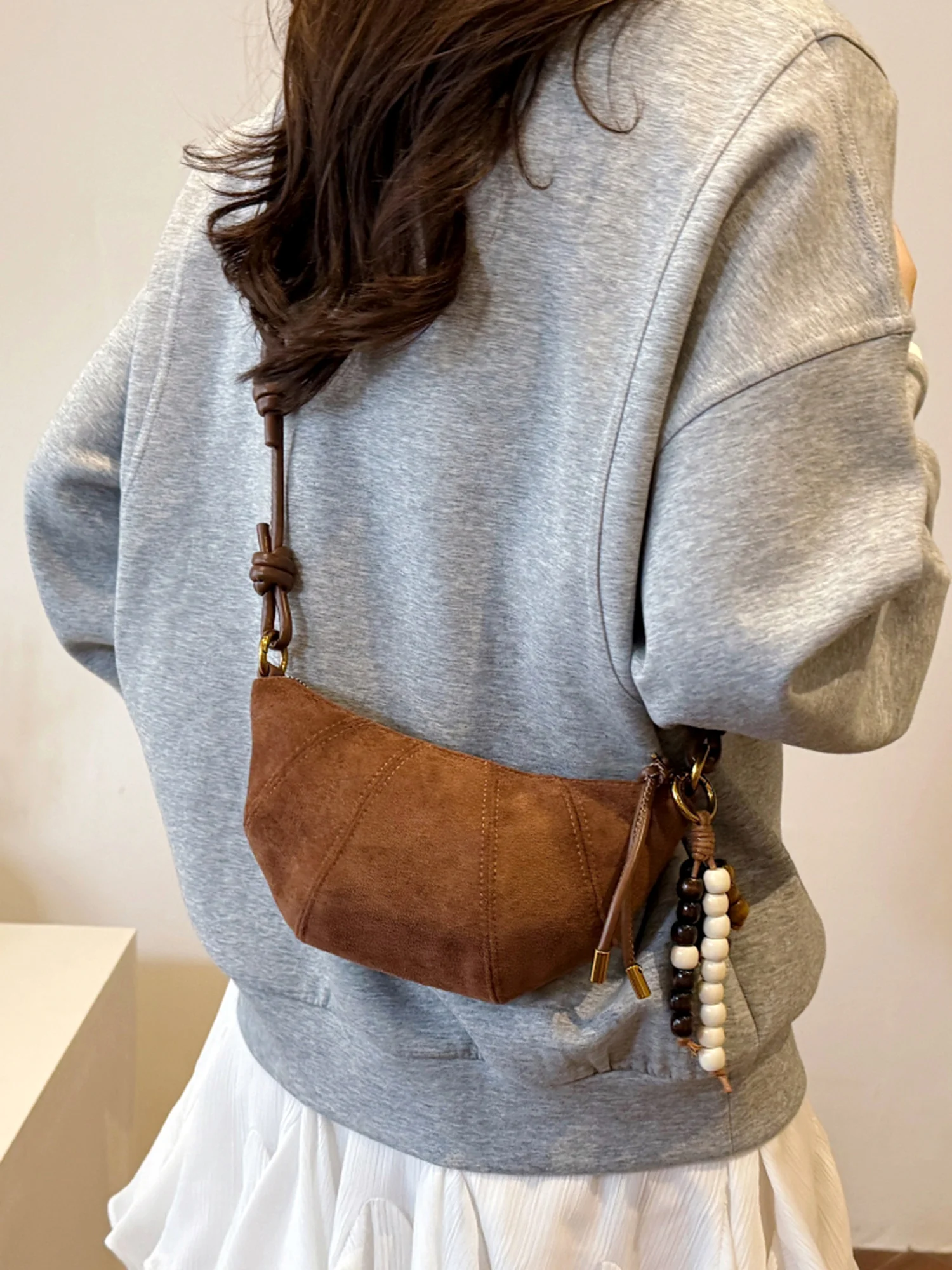 

Retro Suede Horn Shaped Crossbody Bag Women's Fashionable Dumpling Bag Simple Underarm Style Autumn Winter New Arrival