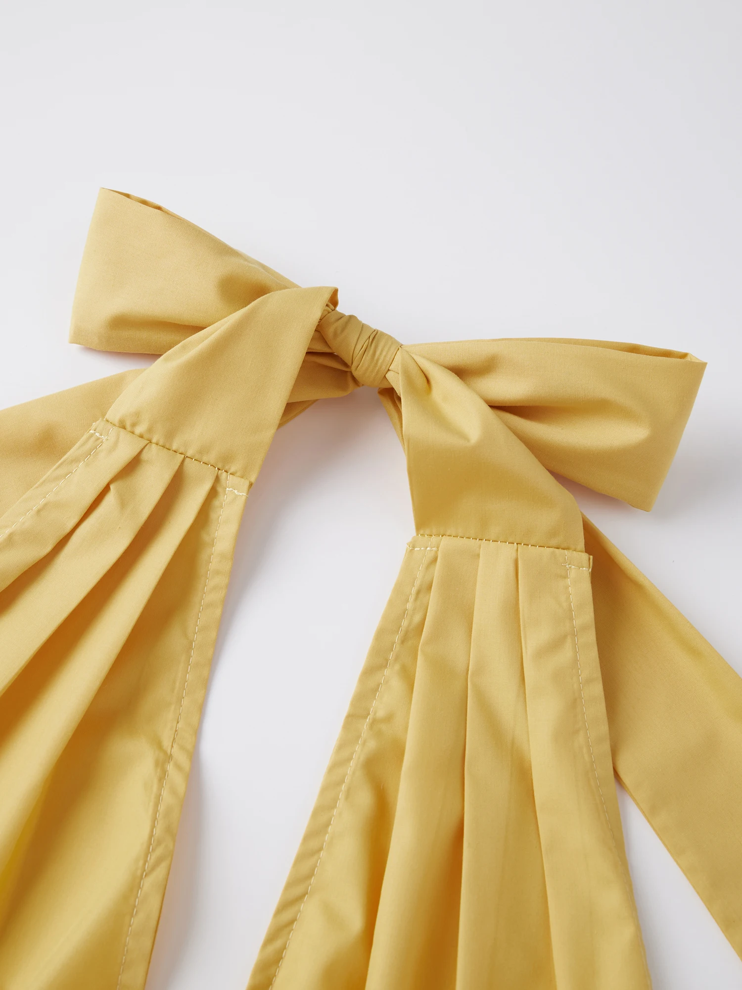 

Стильный женский топ без рукавов с V-образным вырезом и пышным подолом, с открытой спиной, для создания летнего модного образа.