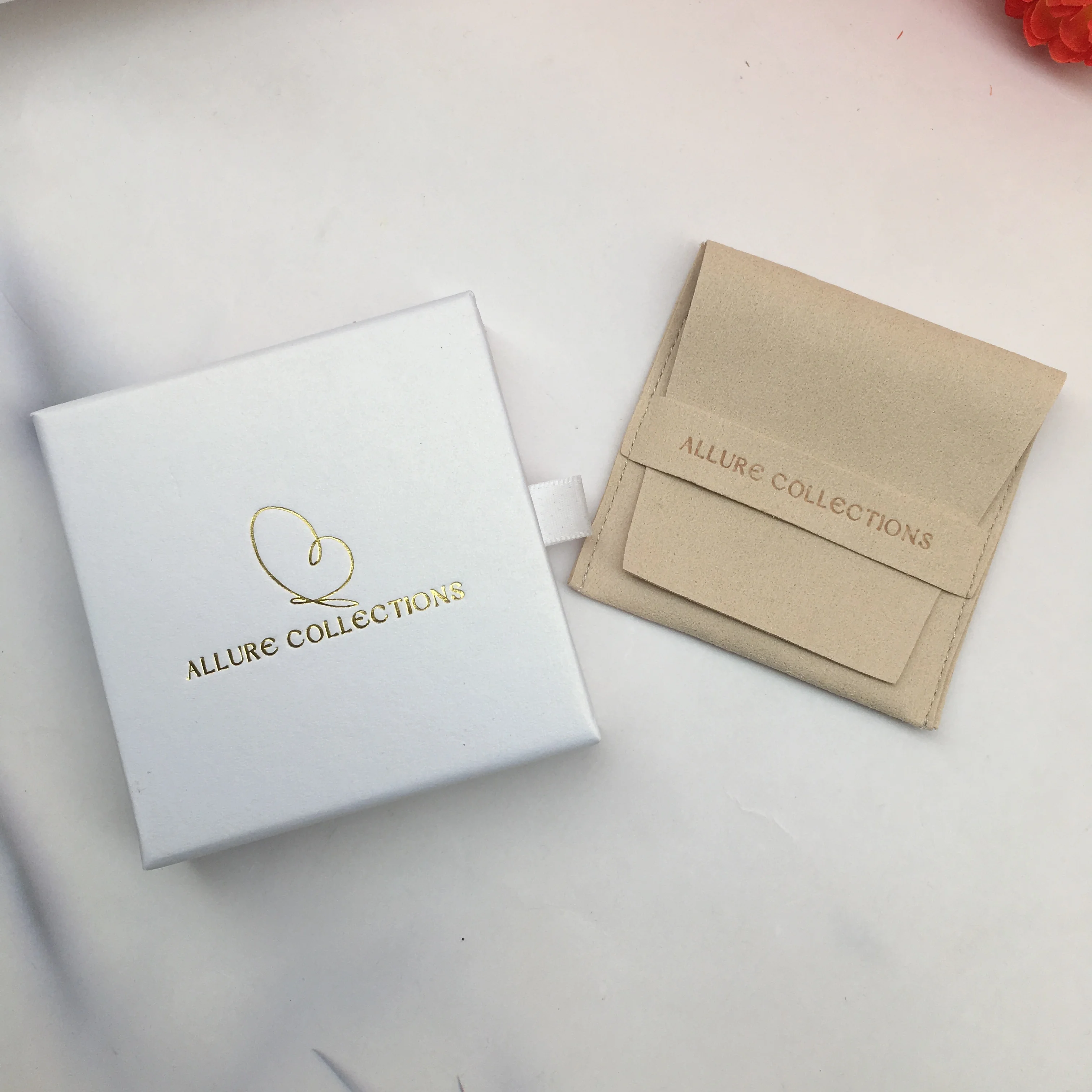 

Пользовательский логотип 9x9x3 см, бумажная коробка для ювелирных изделий и 8x8 см, персонализированные сумки из микрофибры, замшевые бархатные мешочки, кольца, органайзер для сережек