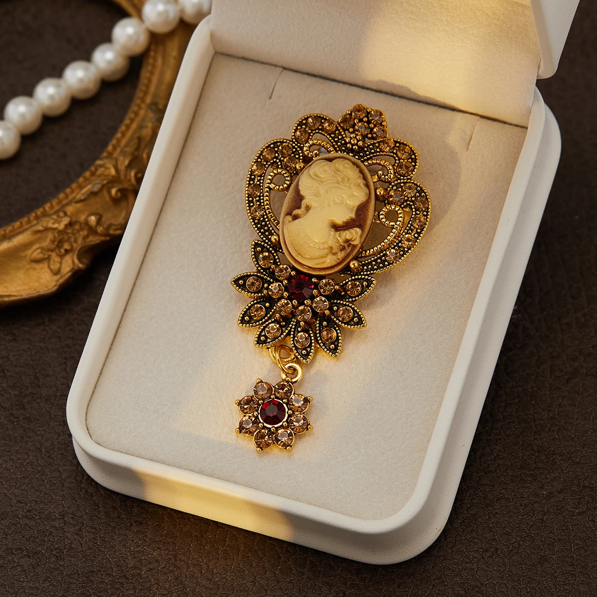 Vintage Rhinestone Flower Pin Brooches Women's Hollow Geometric Relief Portrait Brooch Antique Wedding Bridal Jewelry Gift