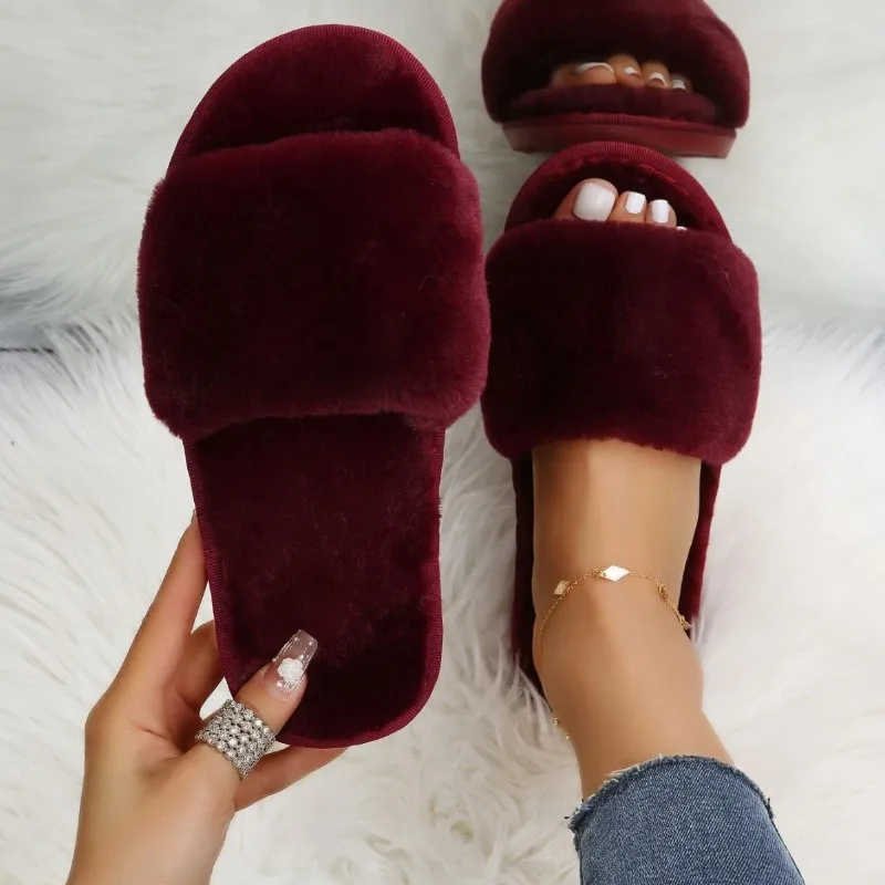 Pantoufles en peluche pour femmes, style automne-hiver, nouvelle collection, pantoufles plates en coton pour l'intérieur, confortables et faciles à enfiler.