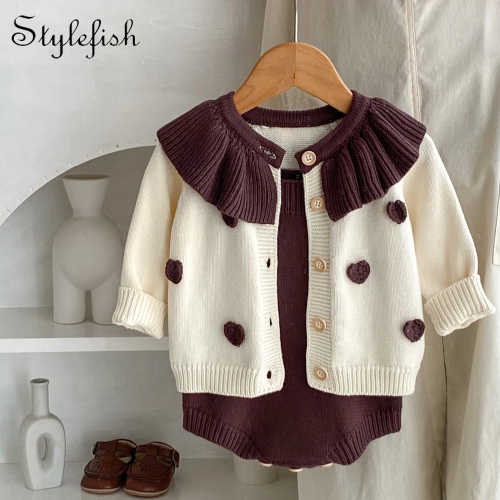 Autumn new 0-3 year old baby clothing for female babies, lotus leaf collar handmade heart knitted long sleeved jacket+jumpsuit