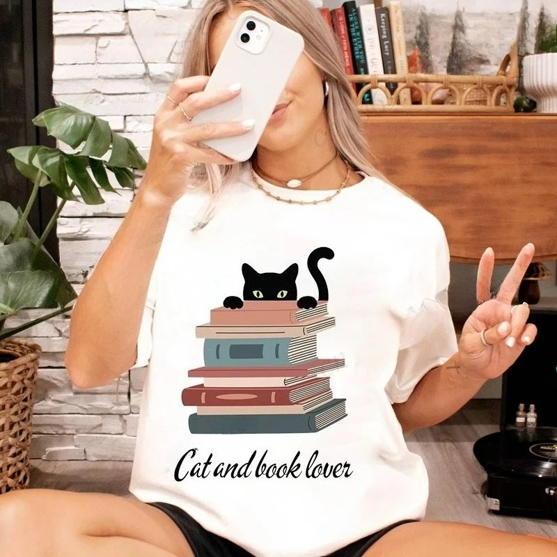 

Дешевая женская футболка с изображением кота, читающего книгу, бесплатная доставка, идеальный подарок для любителей книг, летняя футболка с книжной тематикой
