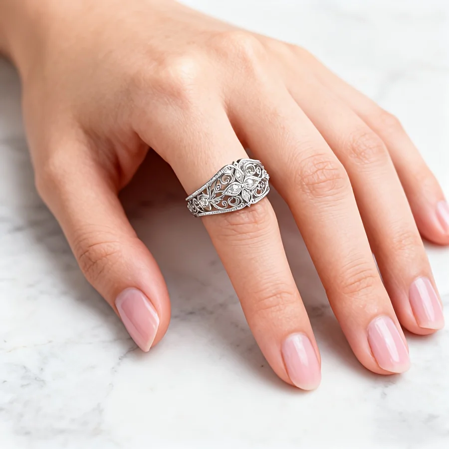Huitan Noble Hollow Design Women Ring Ornate Wedding Engagement Engraved Accessories Fashion Party Royal Jewelry Inlaid Shiny CZ