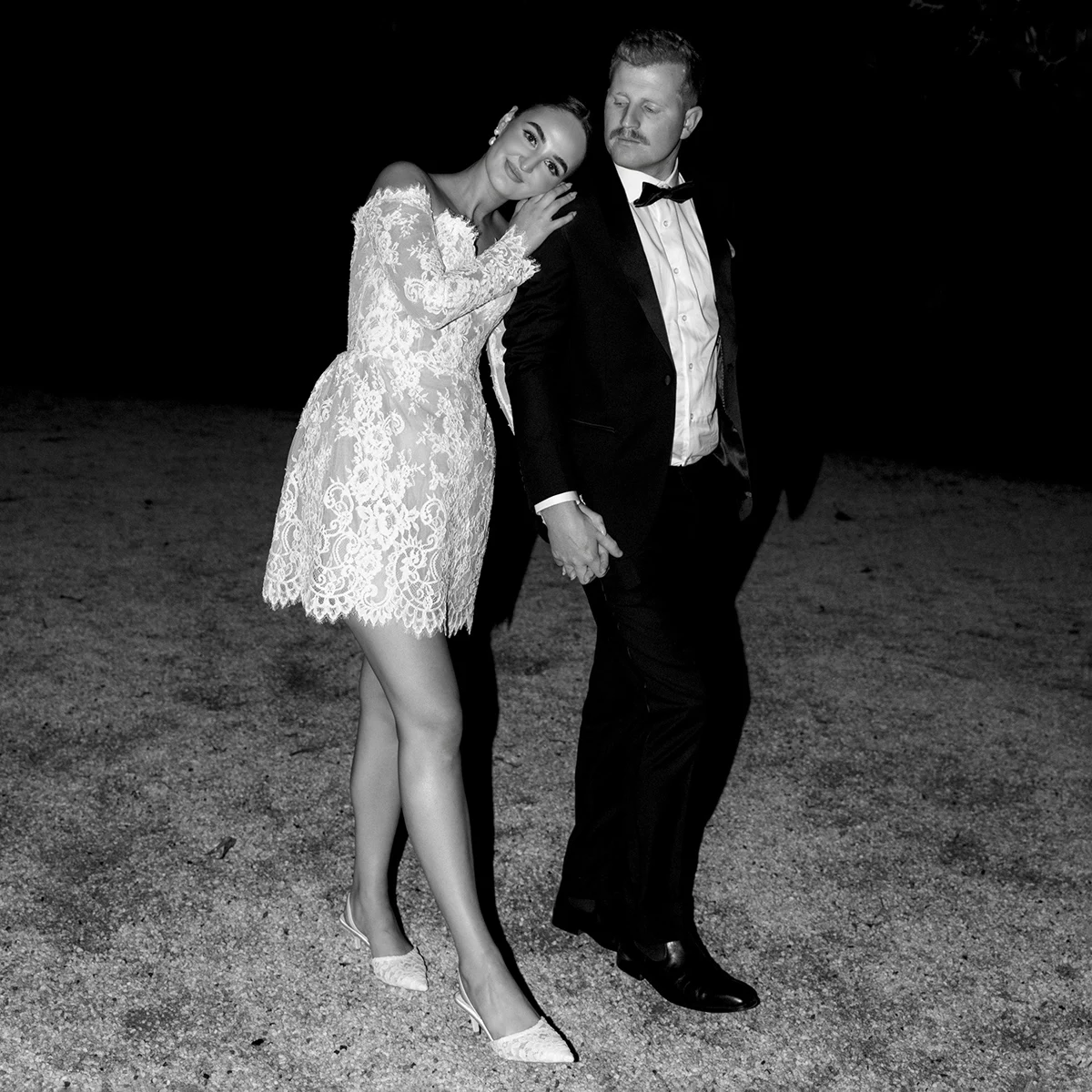 Mini abito da sposa in pizzo personalizzato con spalle scoperte maniche lunghe orlo smerlato abiti da sposa corti e soffici taglie forti con reggiseni