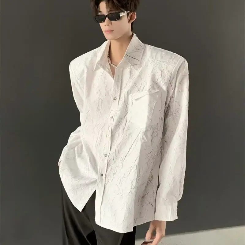 Camisa con hombreras craqueladas negras con textura deconstruido