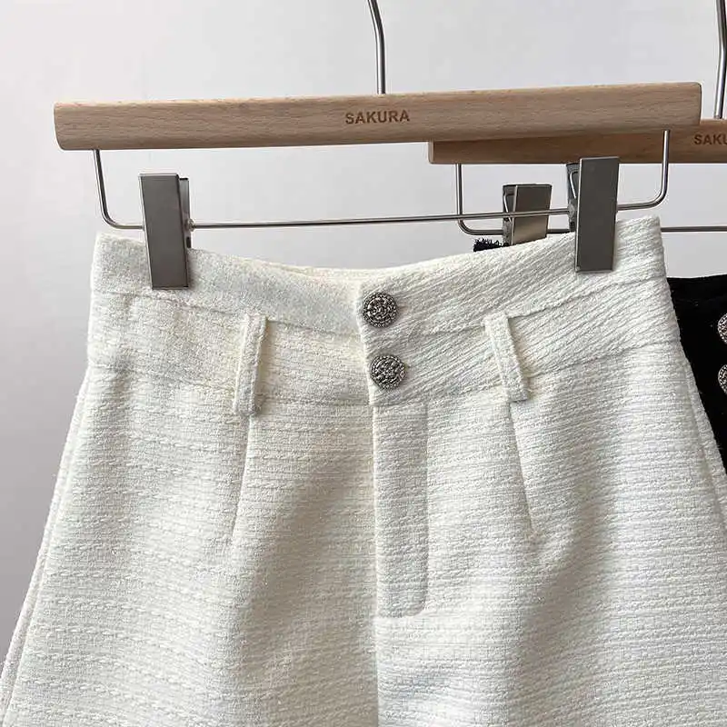 Temperament witte shorts voor dames lente 2025, nieuwe Franse afslankende hoge taille, wijde pijpen, korte broek, mode-knopshorts