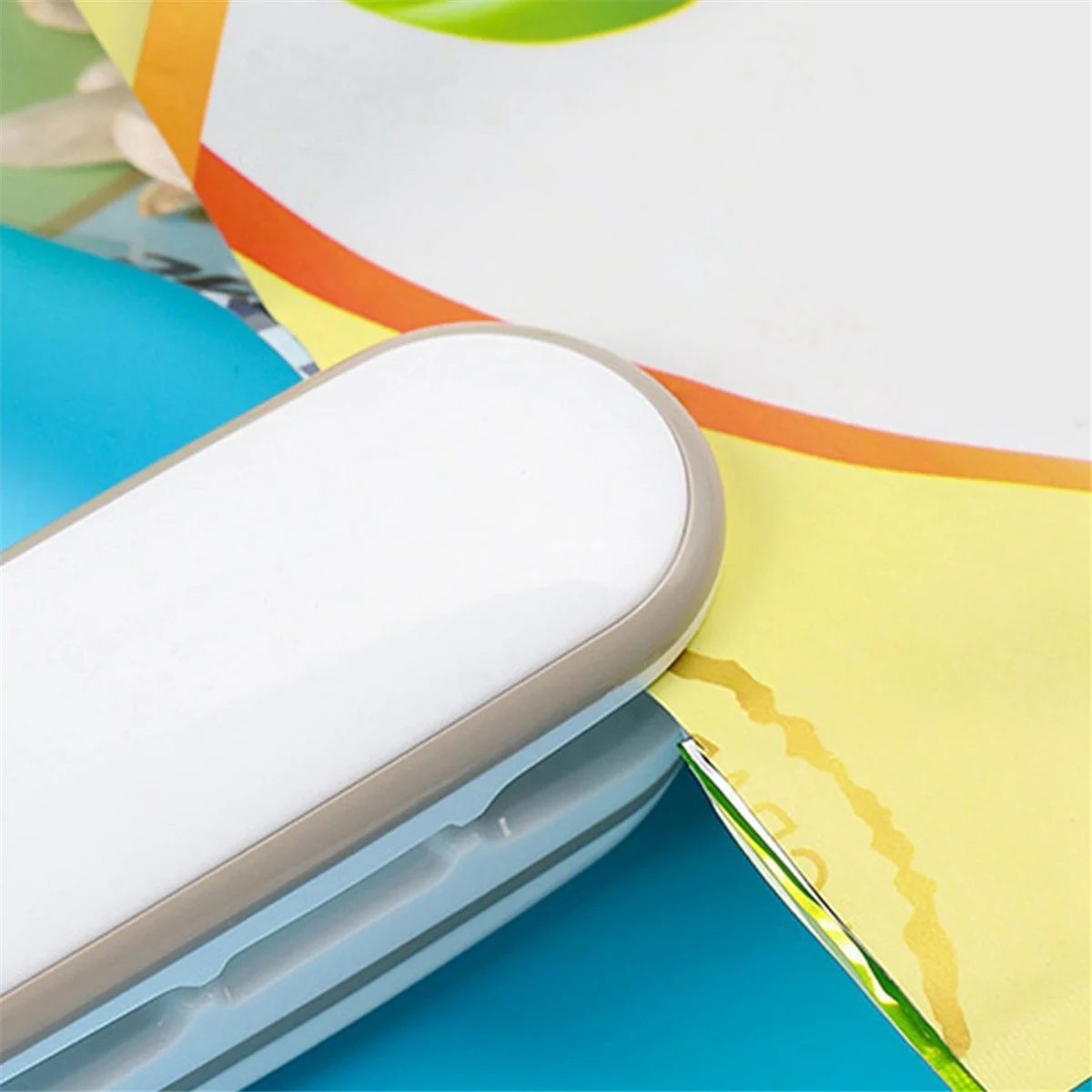 A65Z Sealing Machine and Cutting Machine, Hand-Held Heat Sealing Machine, Portable Mini Kitchen Gadgets, Used to Store Food.