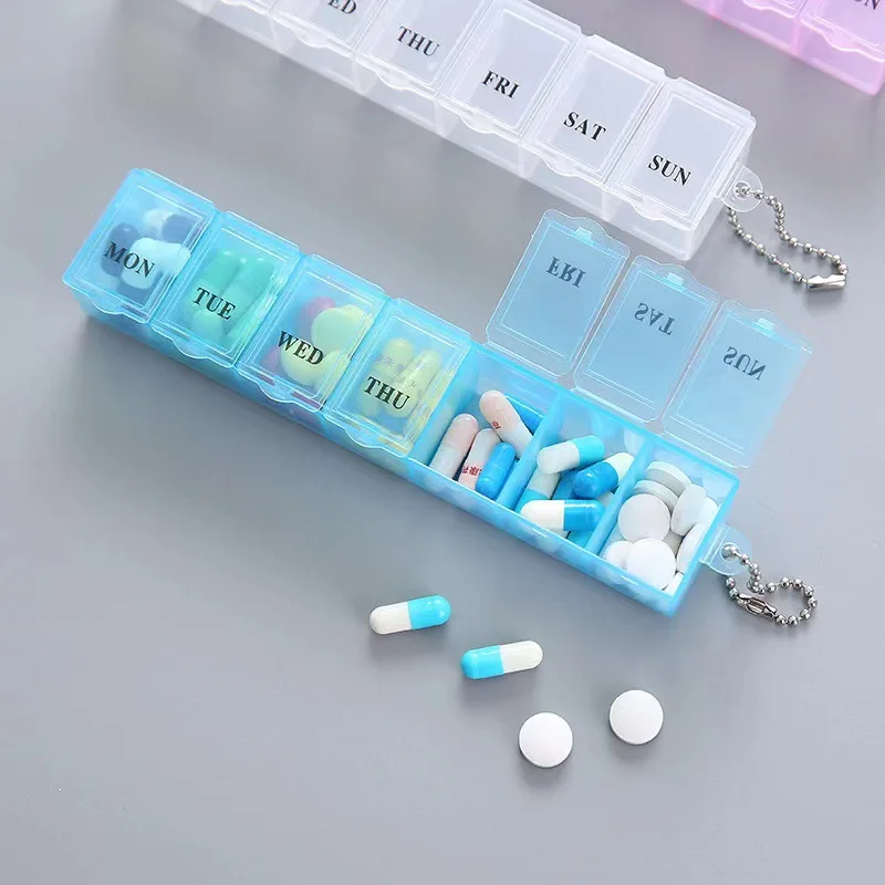 7-Tage-Wochen-Pillenorganizer, bunte Mini-Pillenbox, tragbarer Medikamentenbehälter mit Schlüsselanhänger, Tablettenetui mit Knopföffnung – Detail 3