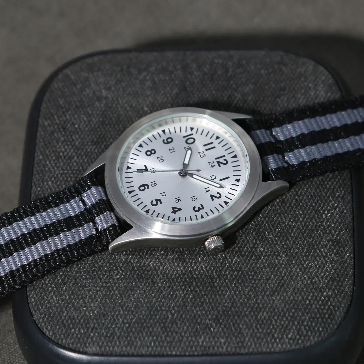 ساعة بايلوت رياضية كلاسيكية للرجال بحركة كوارتز صغيرة الوجه مع ميزة توهج ليلي