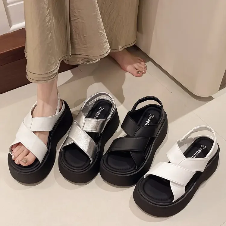 Sandalias de plataforma plateadas para mujer, calzado pequeño con diseño romano, perfecto para la playa o uso informal, novedad de 2024