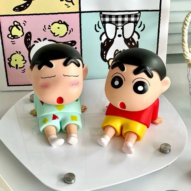 Soporte para teléfono Crayon Shin-Chan, adornos de escritorio de Anime Kawaii, soporte para teléfono con dibujos animados para ver Tv, decoraciones bonitas para muñecas, juguete para regalo