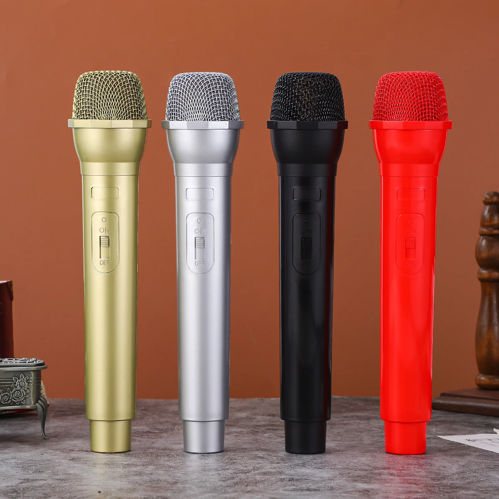 4 ชิ้นเด็กไมโครโฟน Props ของเล่นปลอม Bling จําลองพลาสติกปลอดภัยน้ําหนักเบาเด็กเล่น Sparkly Mic เครื่องดนตรี