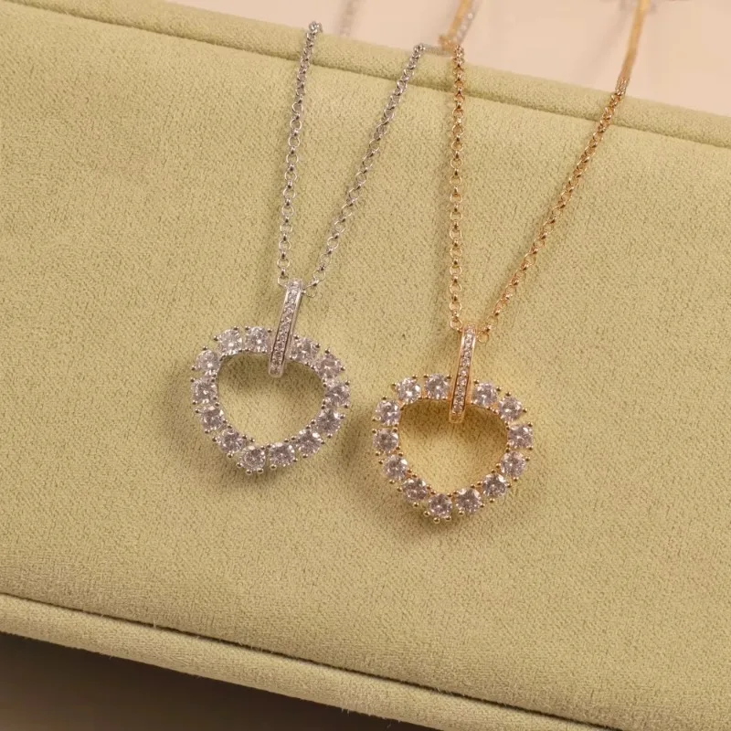 

Full Diamond Necklace, Women's Love Pendant, Inlaid with Diamond Collarbone Chain, Light Luxury Accessory