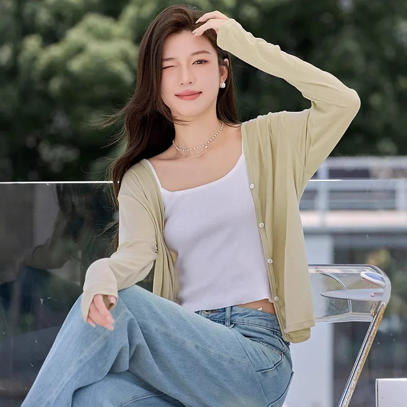 女性の薄いニットカーディガン 2025 春夏長袖日焼け防止カーディガン女性固体ボタンアップ V ネック生き抜く
