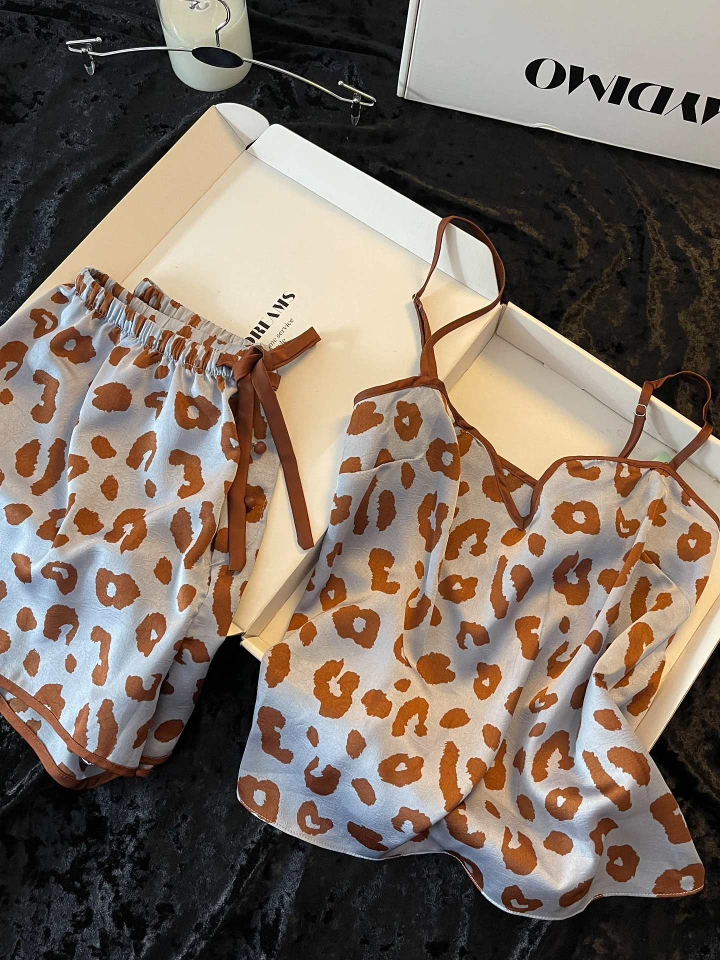 conjunto-de-ropa-de-dormir-de-seda-helada-con-estampado-de-leopardo-retro-para-mujer-novedad-de-verano-conjunto-de-ropa-de-casa-con-tirantes-y-pantalones-cortos-comodos