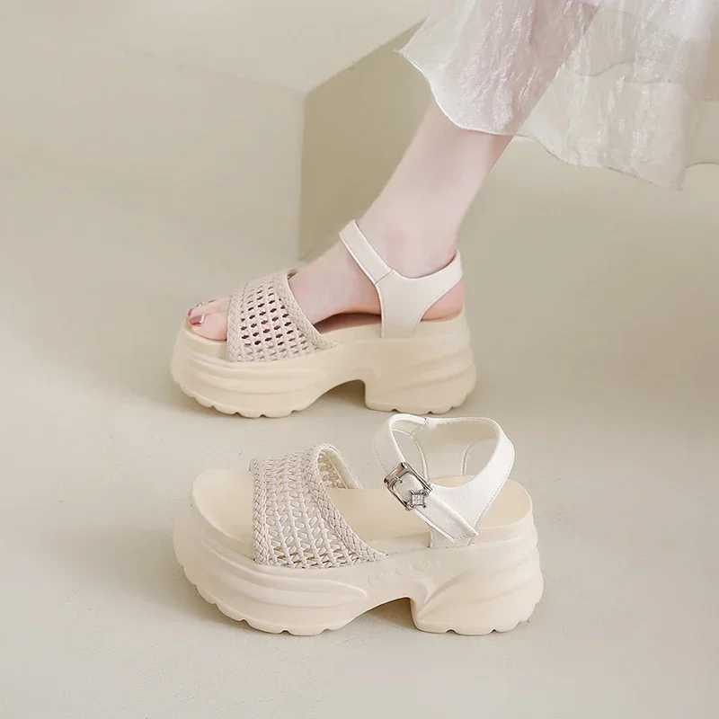 

Модные женские летние повседневные сандалии на платформе и высоком каблуке 8,5 см, новые кожаные туфли на толстом каблуке с пряжкой и ремешком, массивные пляжные тапочки