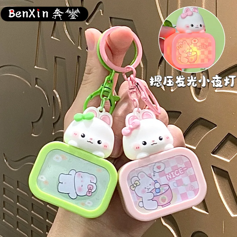 Minso リトルラビット発光ナイトライト、小型テレビ、キーホルダー、バッグ、ペンダント、カップルカーキーチェーン、ペンダント、ギフト