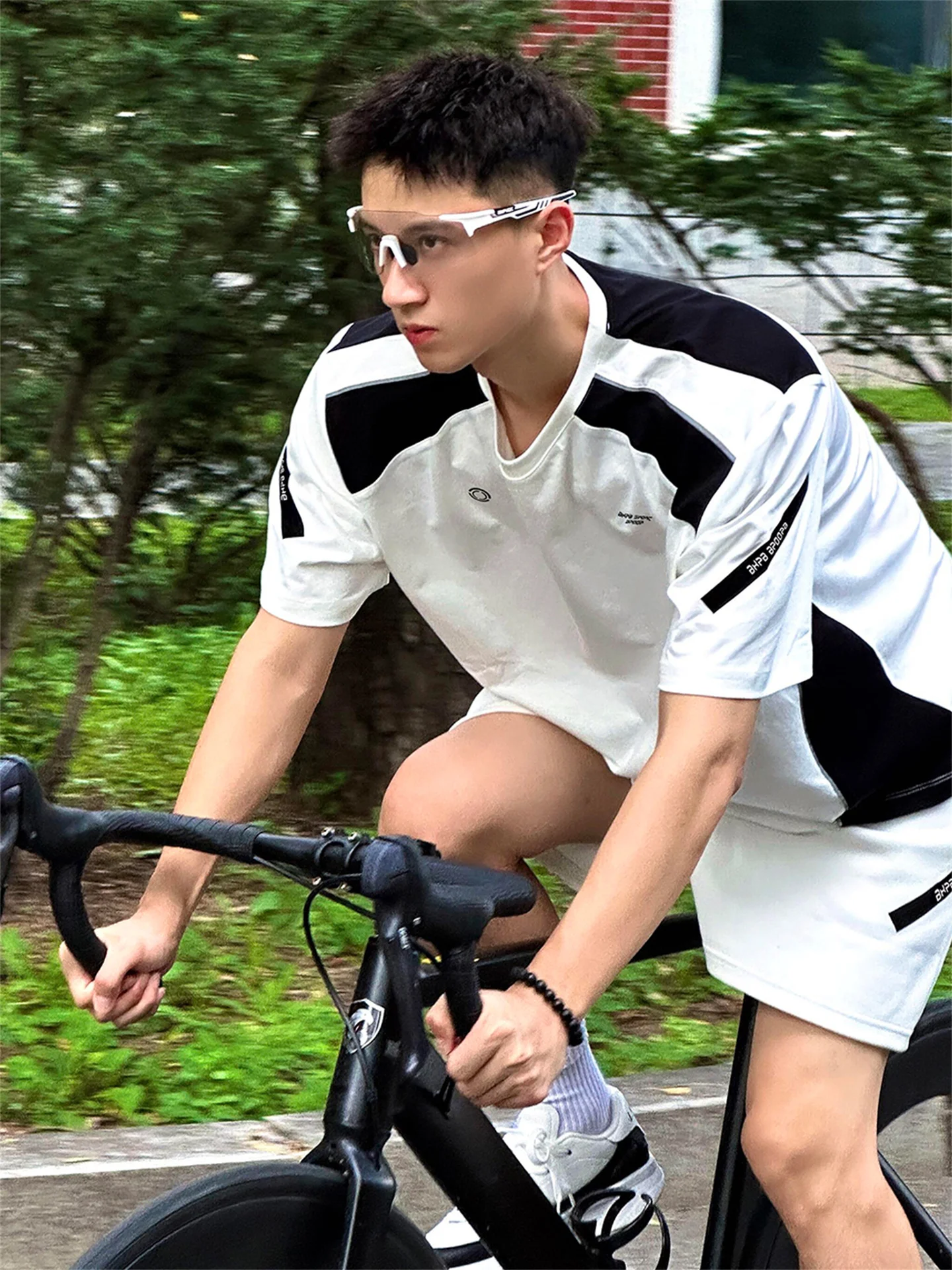 

Комплект для велоспорта на открытом воздухе: свободная футболка с коротким рукавом и дышащие быстросохнущие шорты. Летний спортивный костюм из двух предметов.