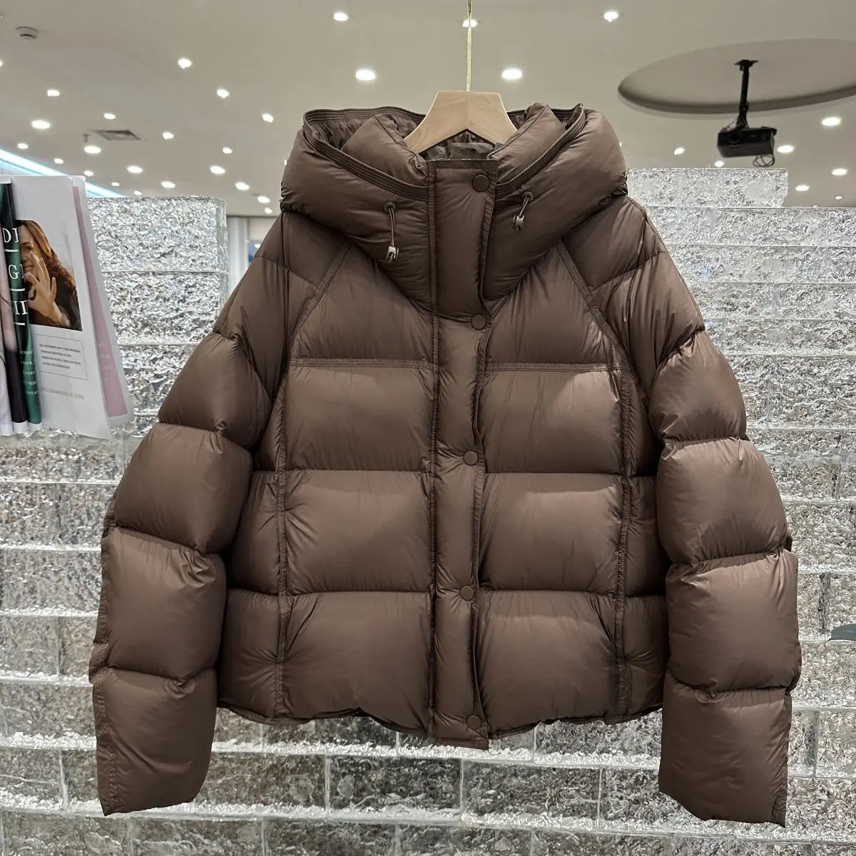 

2025 зимняя европейская новая женская куртка-пуховик для поездок на работу, ветрозащитная пушистая куртка с капюшоном на белом утином пуху