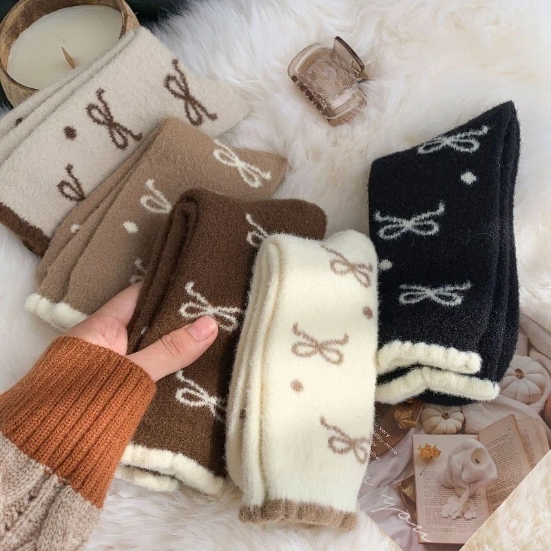 1/5 أزواج الخريف الشتاء موضة القوس نقطة منتصف جوارب أنبوبية سميكة الدافئة الجوارب المنزل جوارب يمكن السير بها على الأرض جوارب نسائية مريحة غير رسمية