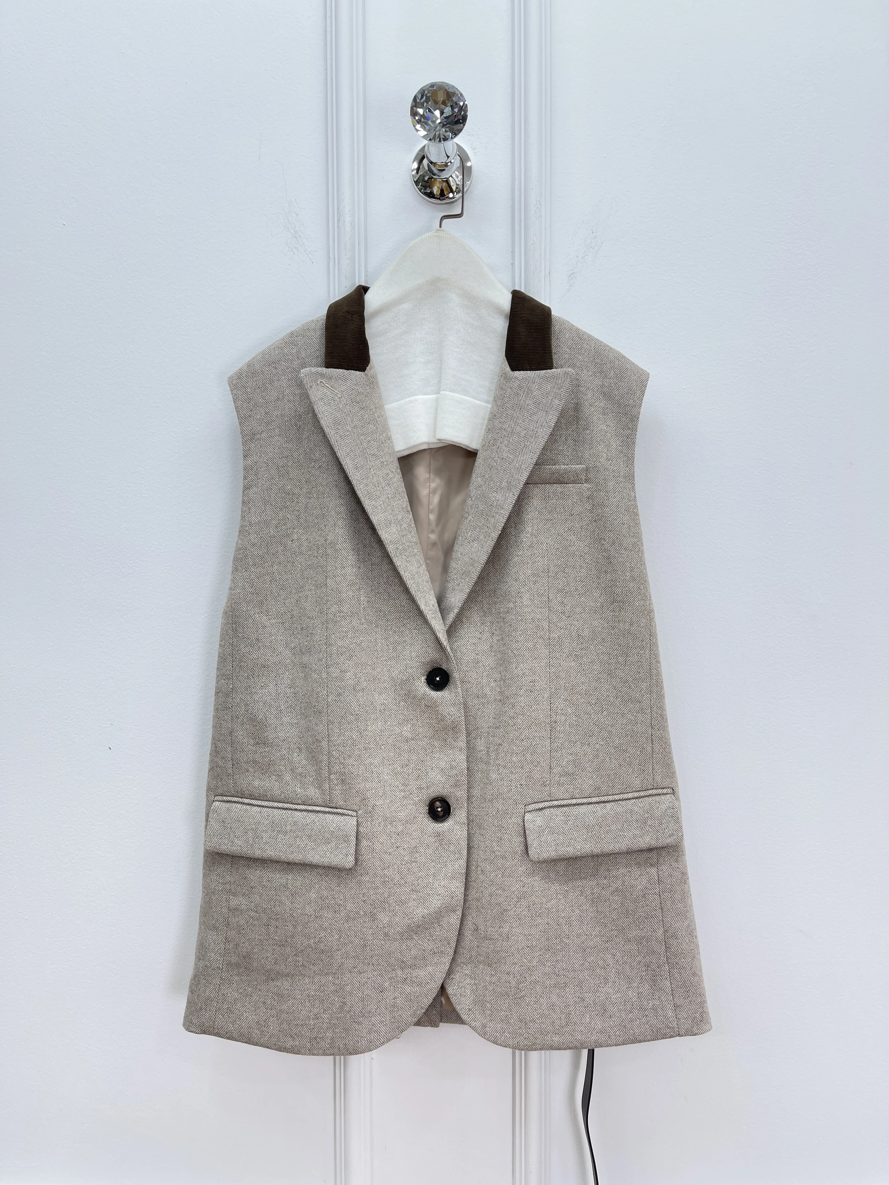 2026Fall/Winter Style Wool-Blend Vest with Tie-Front V-Neck