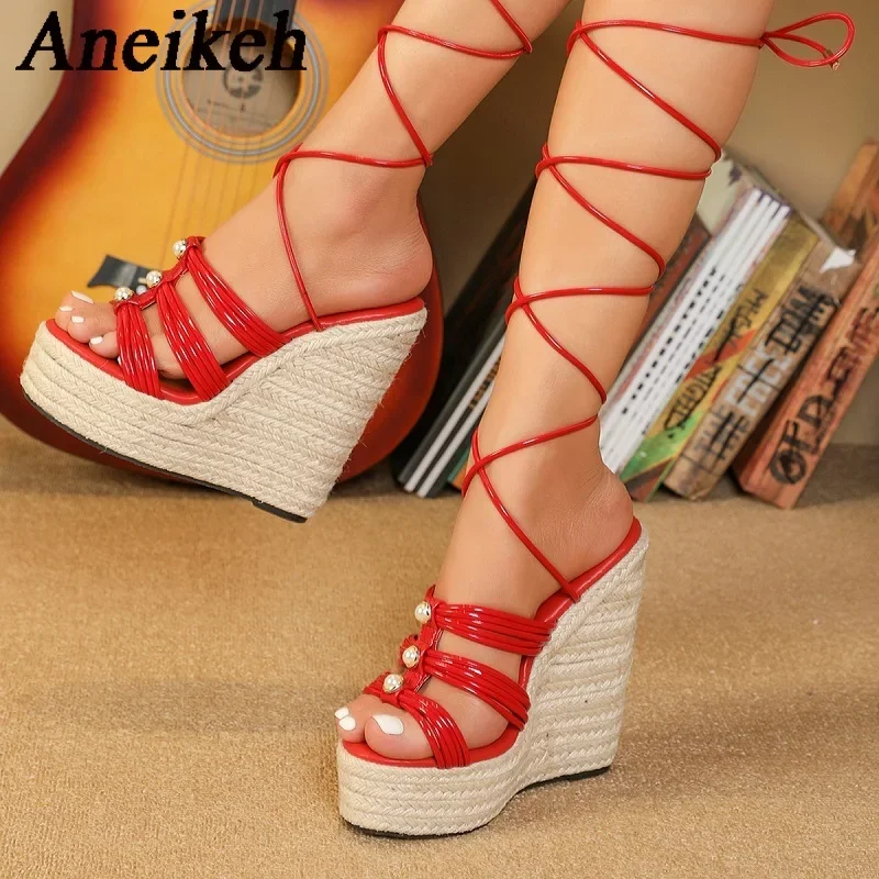

Aneikeh/женская модная трендовая обувь из лакированной кожи с узкой лентой на танкетке, плетеные туфли на танкетке с круглой головкой и жемчугом, декоративные сандалии на шнуровке