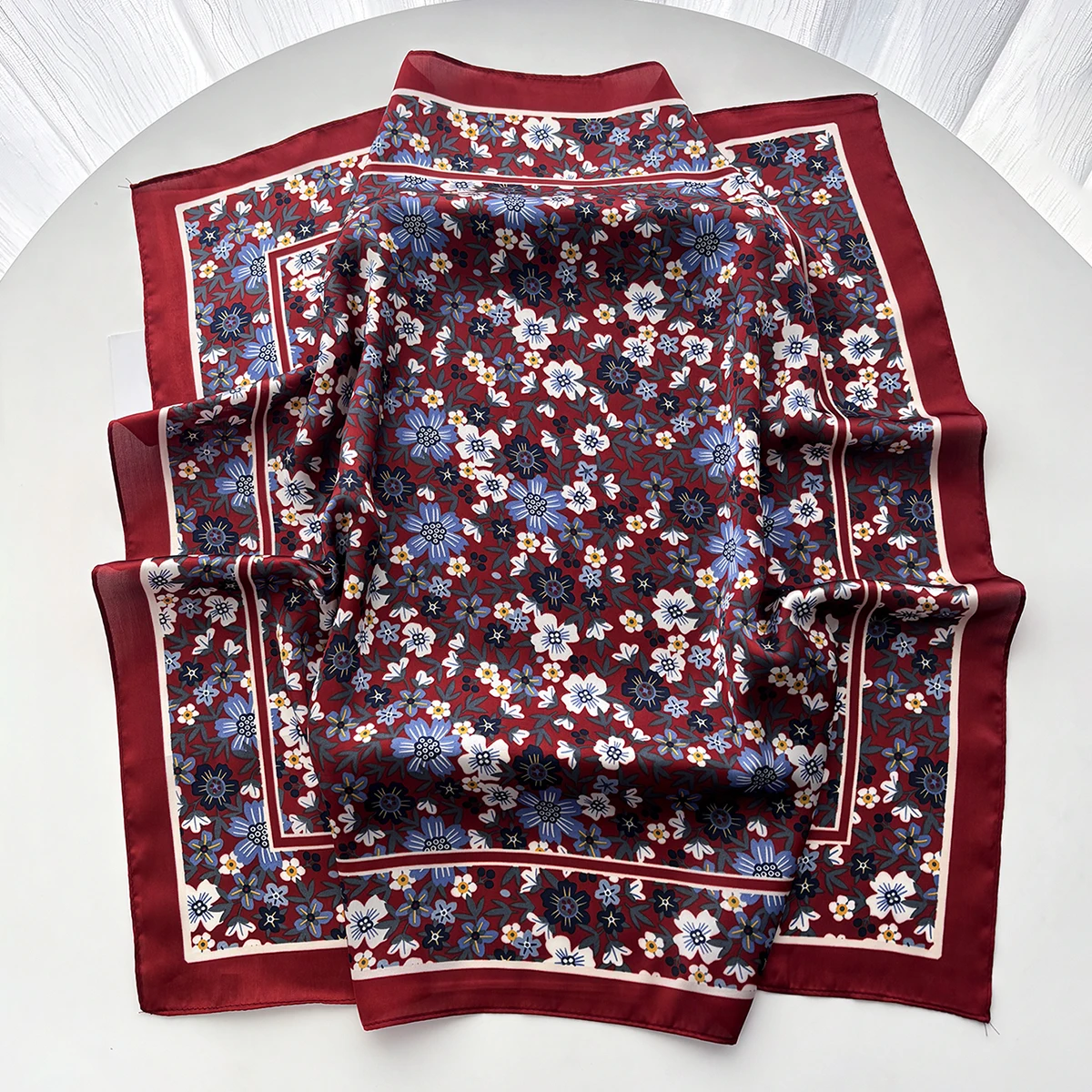 Eleganter Blumen-Damenschal Seidenimitat Halstücher Foulard Bandana Hijab Haarbänder Quadratische Schals Wickeltücher – Detail 2