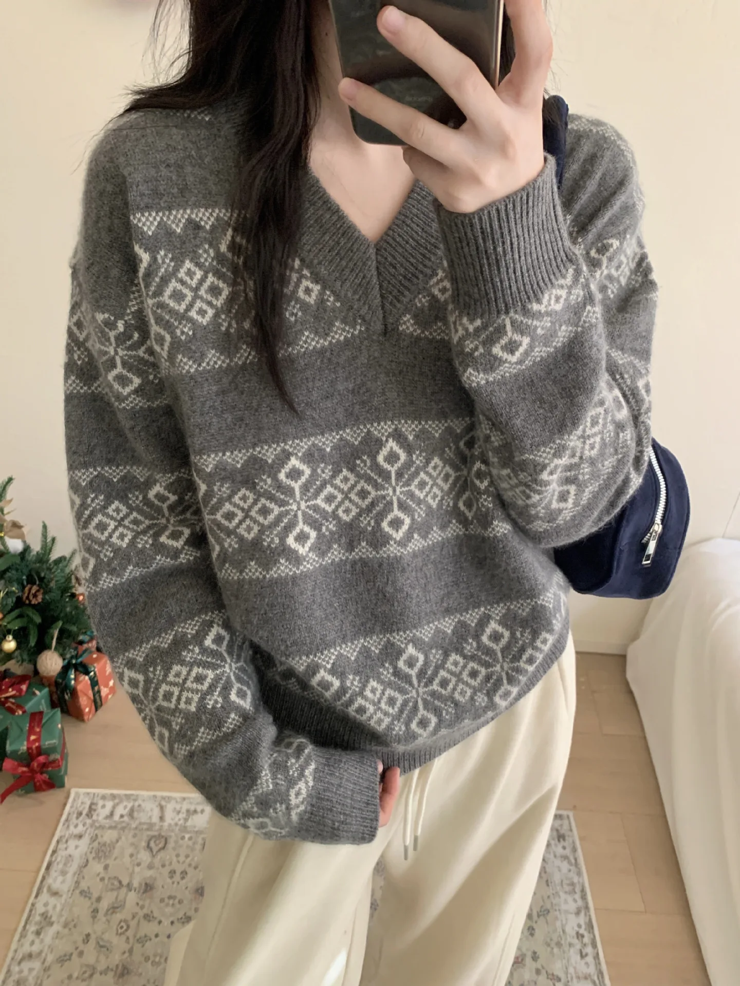 

Woolen sweater Korean gentle and simple V-neck snowflake wool camel wool knitted sweater