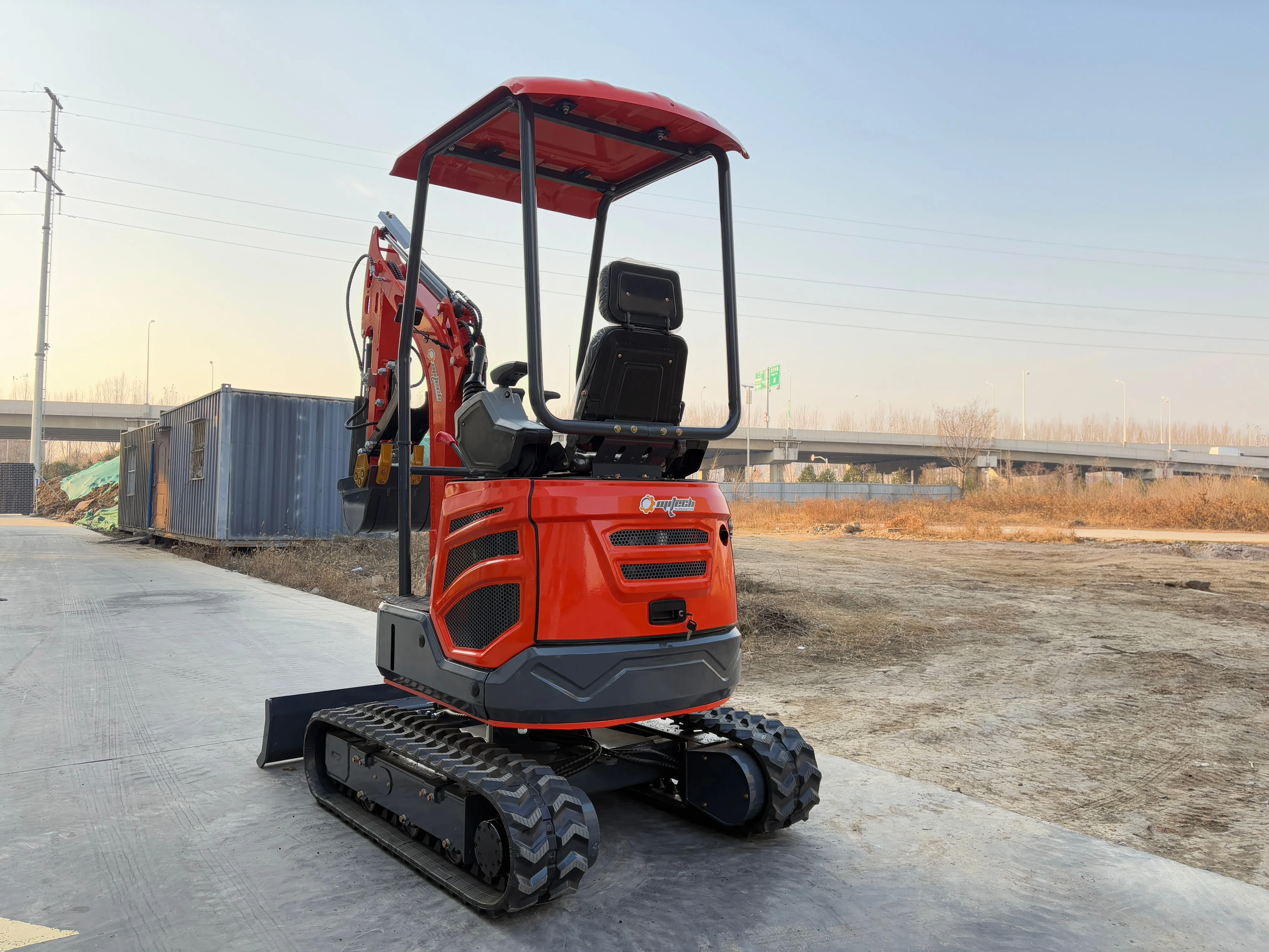 Niezawodny, dostosowany do indywidualnych potrzeb mini koparka OMI T18 z silnikiem Kubota EPA, idealna do projektów w ograniczonych przestrzeniach.