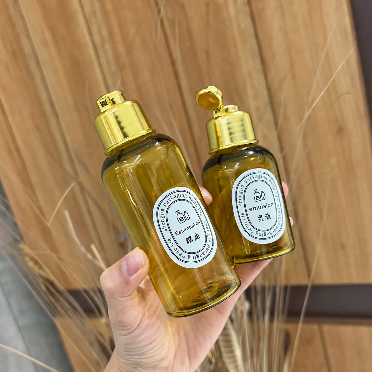 Refillable Amber PET Travel Bottle with Golden Flip Top Cap Portable Bottle Skincare Toner Essence 50ml/100ml Perfume Dispenser