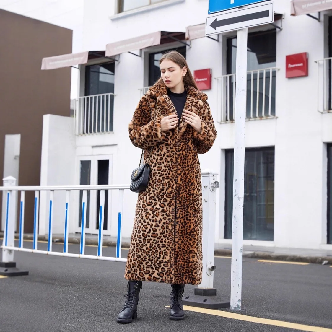 Damski płaszcz zimowy ze sztucznego futra w panterkę, długi, z kontrastowymi kolorami, gruby płaszcz ze sztucznego futra dla kobiet.