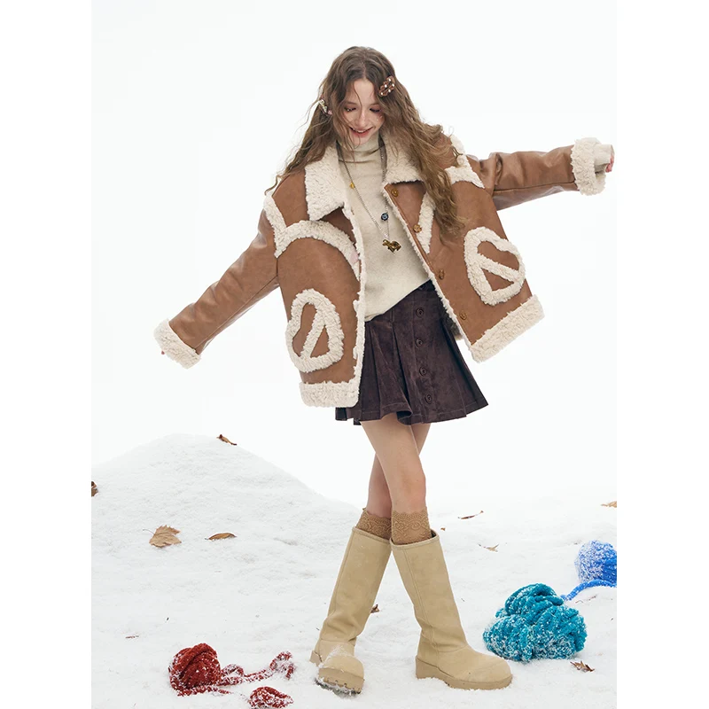 ELFSACK 2025 Winter New Arrivals Y2K Loose Plush Lapel 3D Heart Pocket Solid Coat For Women