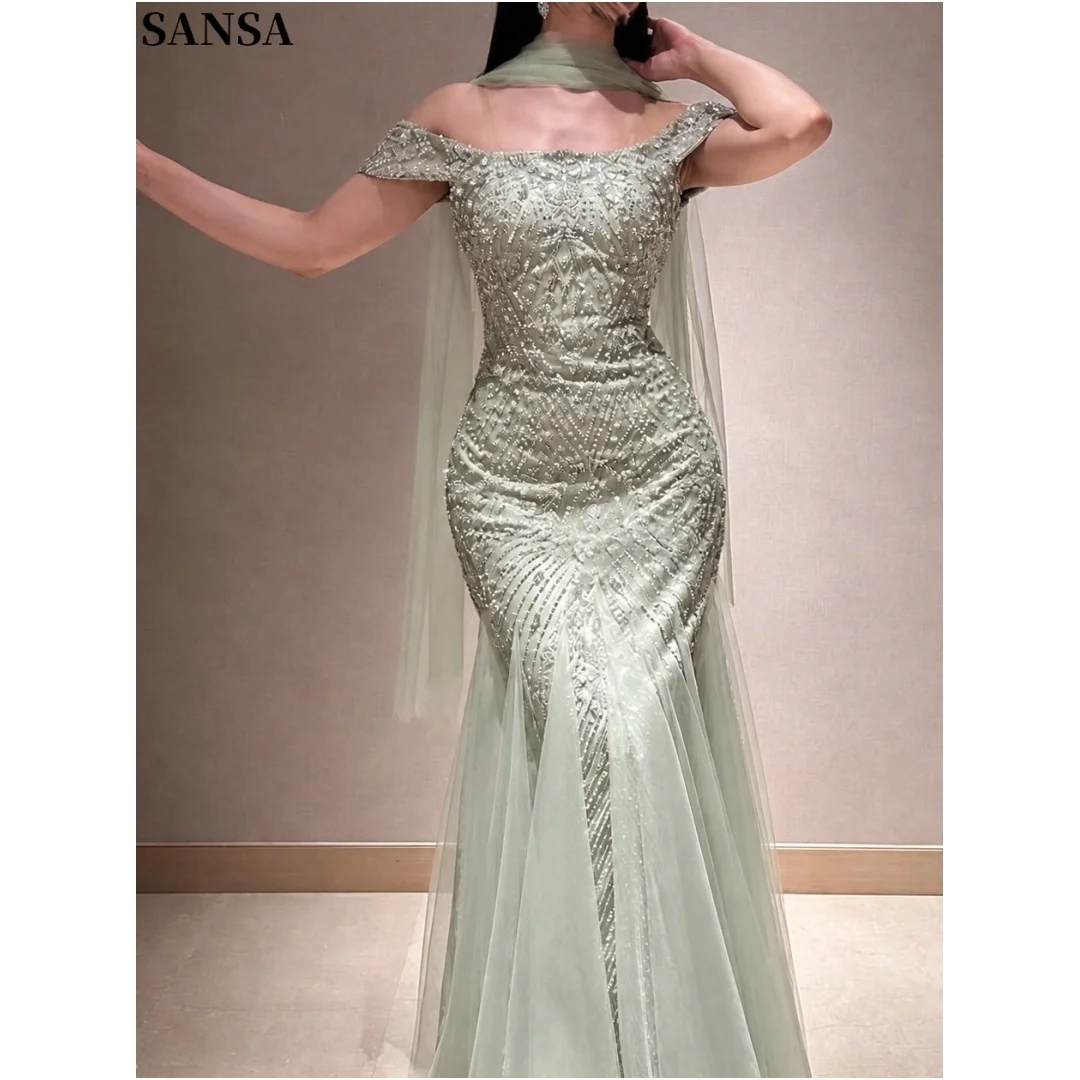 Vestido de Fiesta Sansa Personalizado Color Verde Menta Claro, con Hombros Descubiertos, Adornado con Cristales y Perlas, Falda con Detalles Transparentes en Tul, para Baile de Graduación