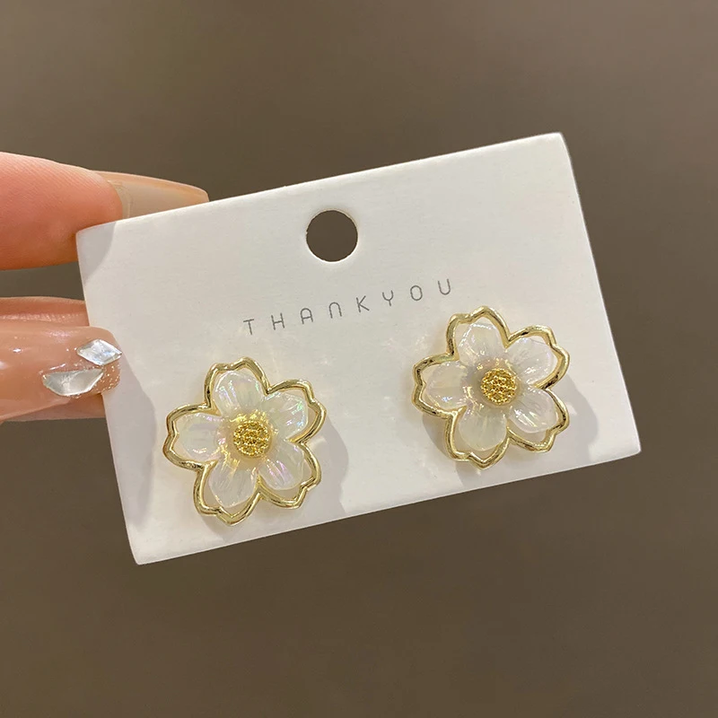 White Acrylic Flower Stud Earrings for Women Goldem Metal Frame Hollow Out Edge Fashion Earrings Party Cute Sweet Jewelry Gift