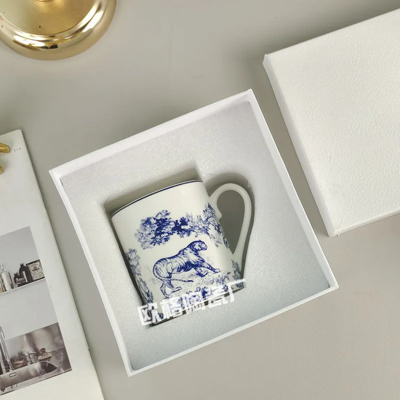 Porcelanowe filiżanki, spodki, miski, łyżki, talerze, zastawa stołowa, czajniki z porcelany kostnej, odpowiednie do domowego obiadu, porannej kawy, popołudniowej herbaty i...