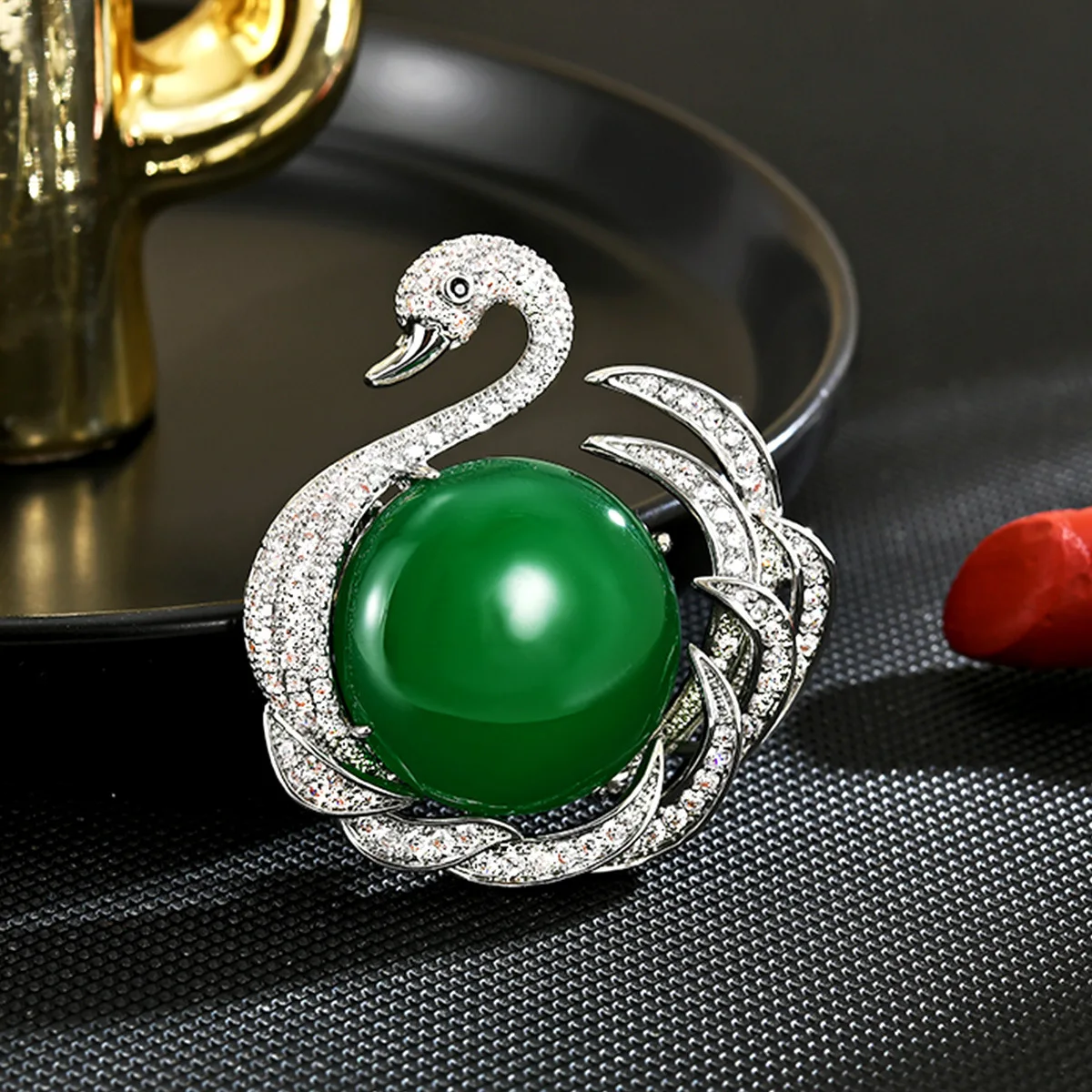 

New Chinese Style Elegant Swan Brooch Full Pigeon Egg Rhinestone Vintage Collar Pin For Coat