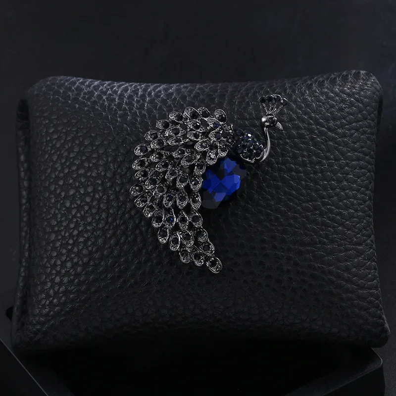 

Retro Peacock Crystal Brooch Luxury Women Suit Coat Neckline Animal Pin Decorations Rhinestone Jewelry Clothes Accessories Gifts