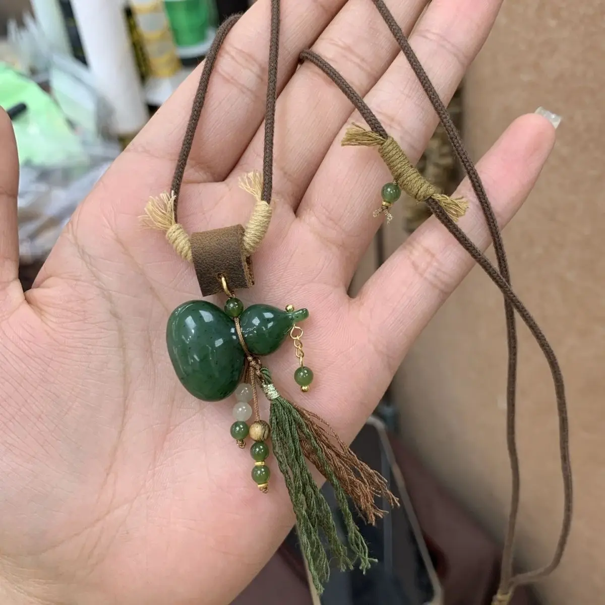 

Pure natural Hetian jade jasper small waist gourd pendant.