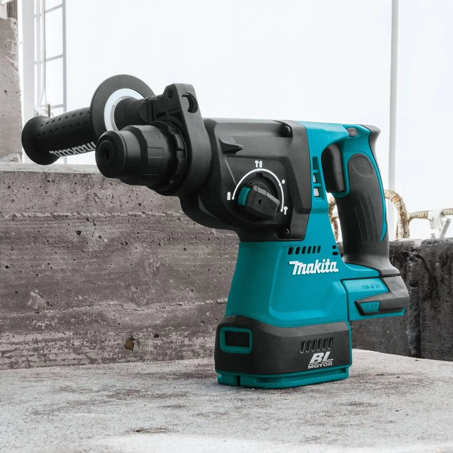 

Makita XRH01Z 18V LXT Lithium-Ion Brushless Cordless 1-Inch Rotary Hammer Accepts SDS-PLUS Bits