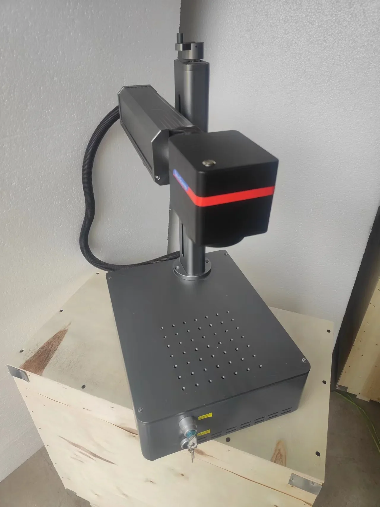 Best Price , 30w Raycus Fiber Laser Marking Machine For Engraving Metals