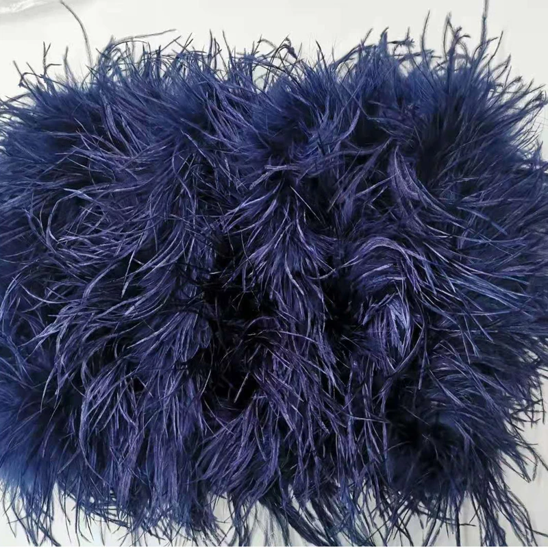 Neuestes Design eines Kleides aus 100% natürlichen Straußenfedern, mehrfach geschwungenes Design, durchsichtiges rückenfreies Kleid, sexy Damenkleid. – Detail 10