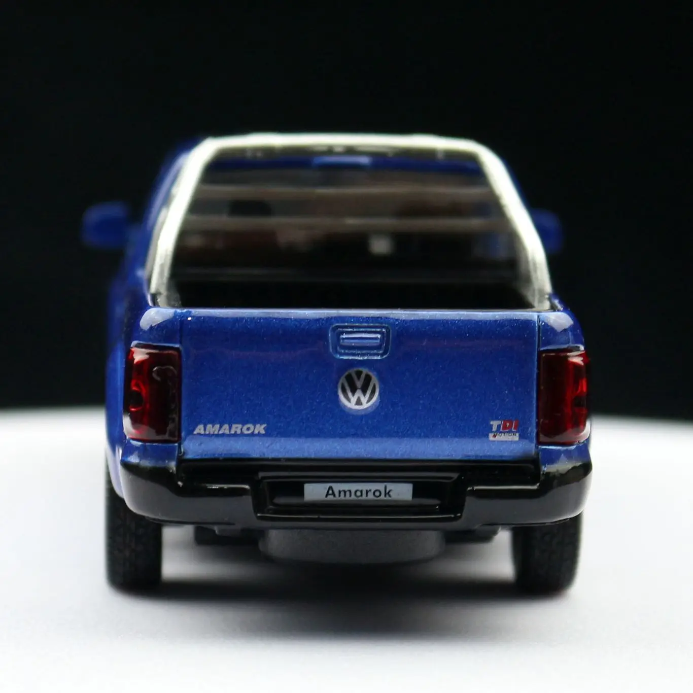 1/46 Volkswagen Amarok Pickup Truck Toy Car Model for Children Diecast Metal Off Road Miniature Pull Back Collection Gift